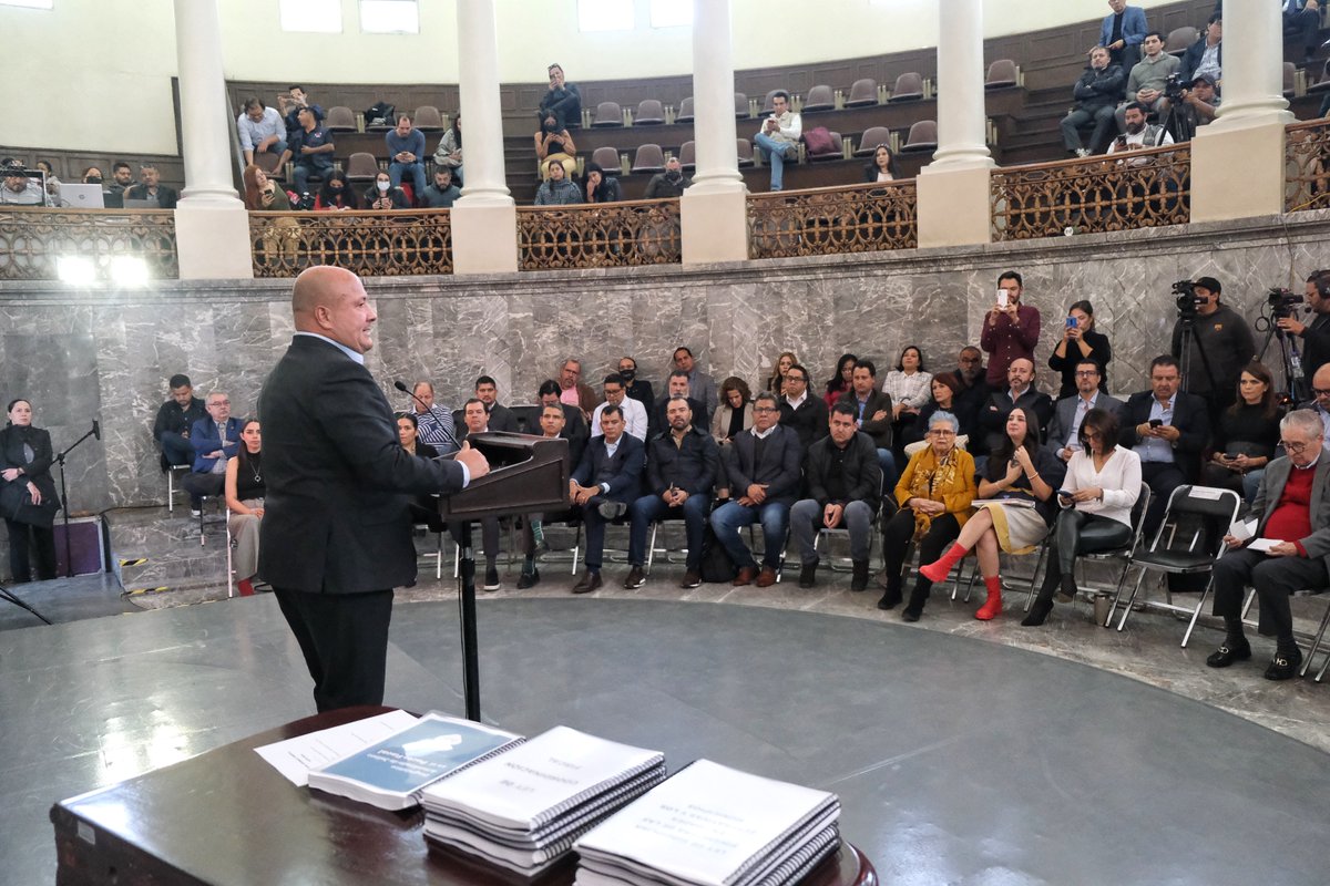 JCFloresMiramon's tweet photo. Un modelo que respete los principios rectores del federalismo y sea justo para todos es posible. 
El gobernador @EnriqueAlfaroR presentó el nuevo modelo de coordinación fiscal, resultado del trabajo arduo e intensos debates de quienes participaron en su elaboración. ¡Enhorabuena! https://t.co/r1JYbEbDya