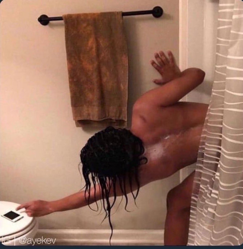 AidelZack's tweet photo. Moi quand la mauvaise chanson passe sous la douche https://t.co/DCdsGxqAKp