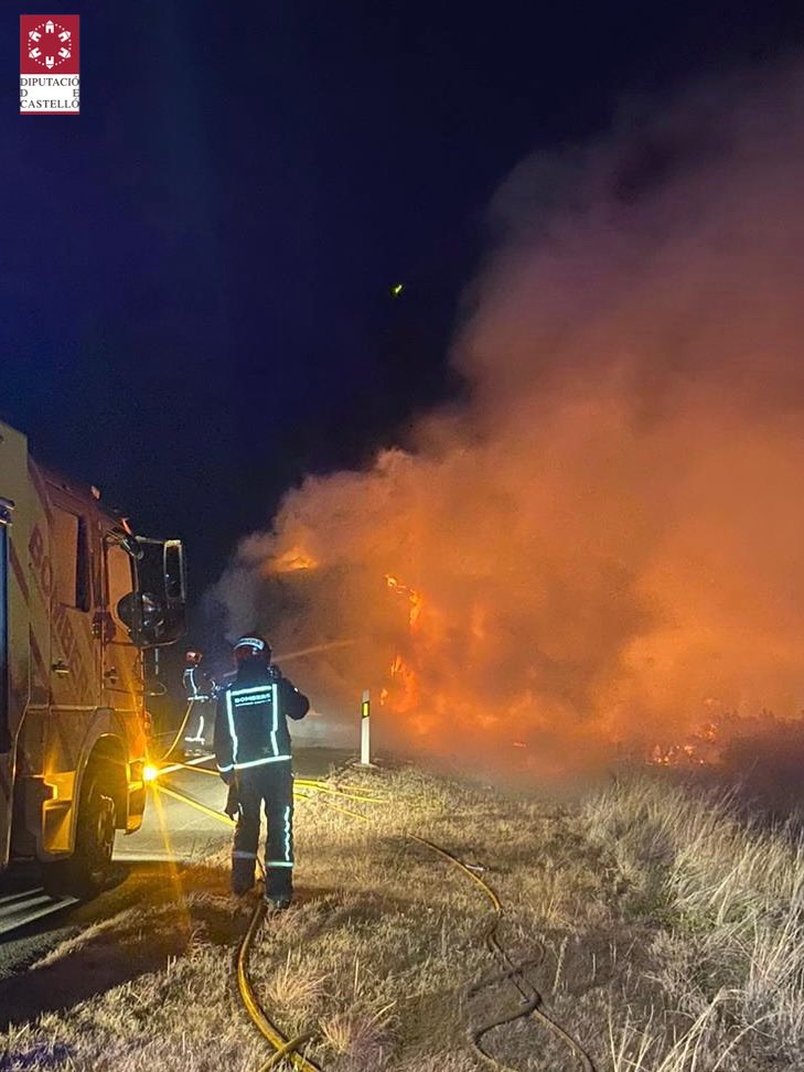 BombersDipcas's tweet photo. Imágenes intervención efectivos @BombersDipcas parque Baix Maestrat en incendio camión AP7 #Vinaròs. Ha afectado a la totalidad del remolque del camión. Se continúa trabajando en el incendio. https://t.co/Qs0AKH63wZ