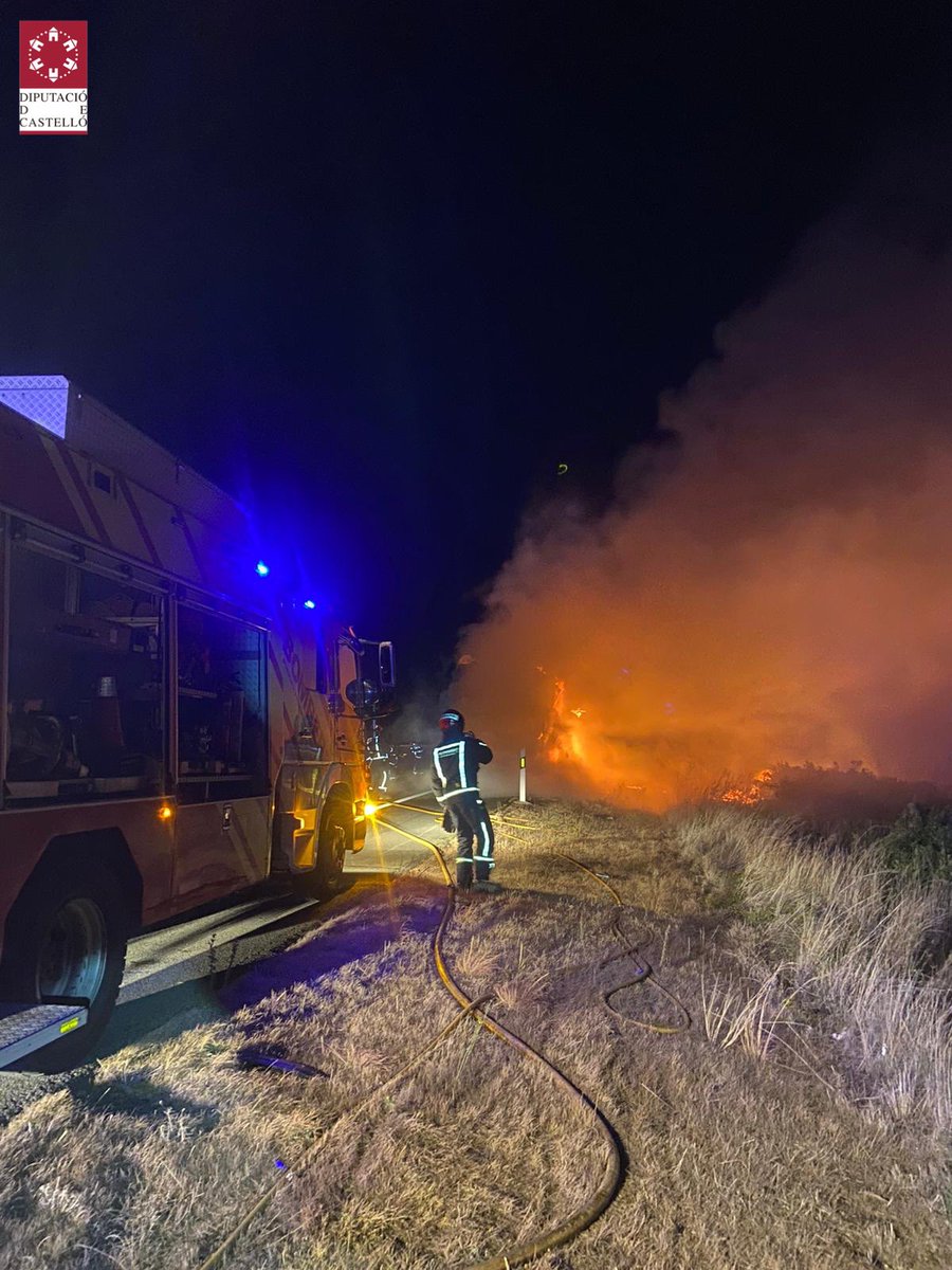 BombersDipcas's tweet photo. Imágenes intervención efectivos @BombersDipcas parque Baix Maestrat en incendio camión AP7 #Vinaròs. Ha afectado a la totalidad del remolque del camión. Se continúa trabajando en el incendio. https://t.co/Qs0AKH63wZ
