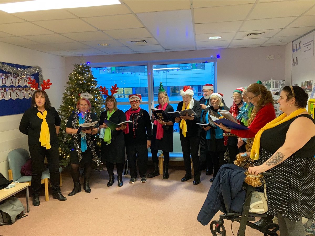 galaedit's tweet photo. Thank you @WessexCancer #Sing4Life choir for making our cancer patients' day better today by singing Carol Songs and celebrating with us. @PHU_NHS @mariadark95 ♥️🎄🎁 https://t.co/4LAJ5YjRGj