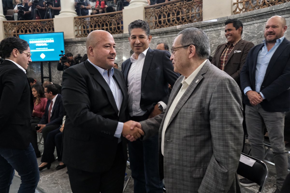 JCFloresMiramon's tweet photo. Un modelo que respete los principios rectores del federalismo y sea justo para todos es posible. 
El gobernador @EnriqueAlfaroR presentó el nuevo modelo de coordinación fiscal, resultado del trabajo arduo e intensos debates de quienes participaron en su elaboración. ¡Enhorabuena! https://t.co/r1JYbEbDya