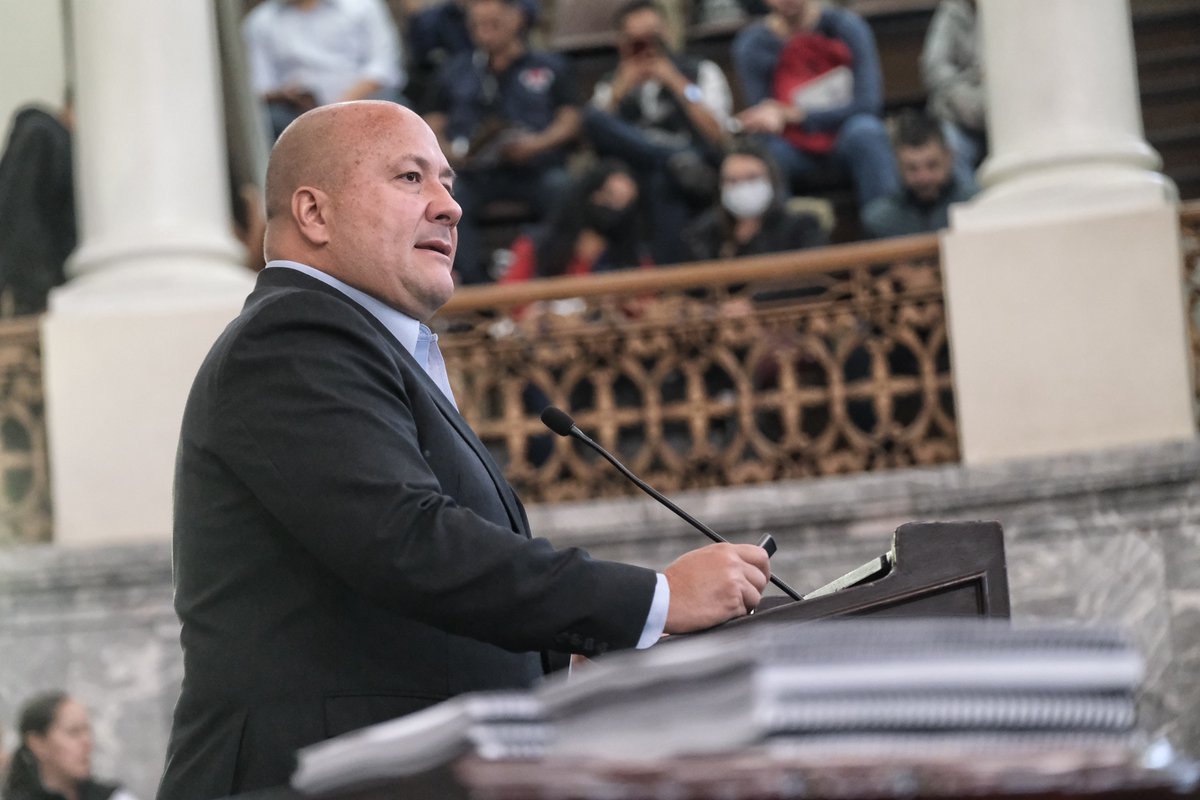JCFloresMiramon's tweet photo. Un modelo que respete los principios rectores del federalismo y sea justo para todos es posible. 
El gobernador @EnriqueAlfaroR presentó el nuevo modelo de coordinación fiscal, resultado del trabajo arduo e intensos debates de quienes participaron en su elaboración. ¡Enhorabuena! https://t.co/r1JYbEbDya