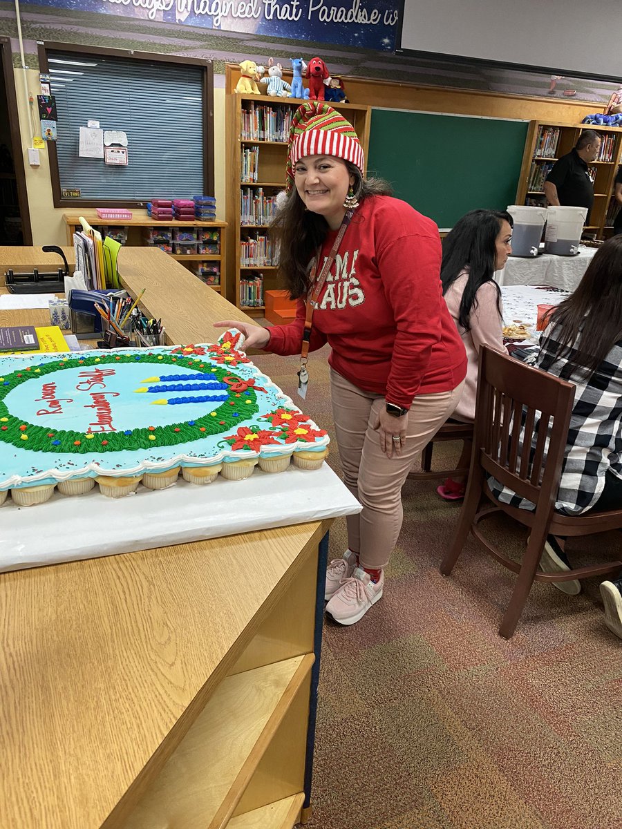 MPena1029's tweet image. Someone had to make the first move… @mrschollinger #firstcome #firstserved #christmasdinner #rocketpride @Rockets120