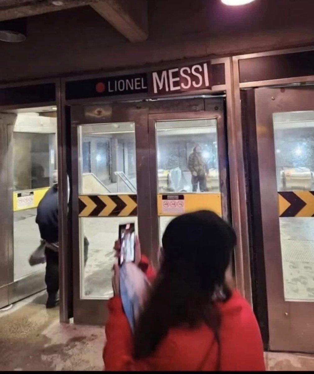 ToulasTake's tweet image. Meanwhile in Montreal. 💕⚽️😆 #LionelMessi