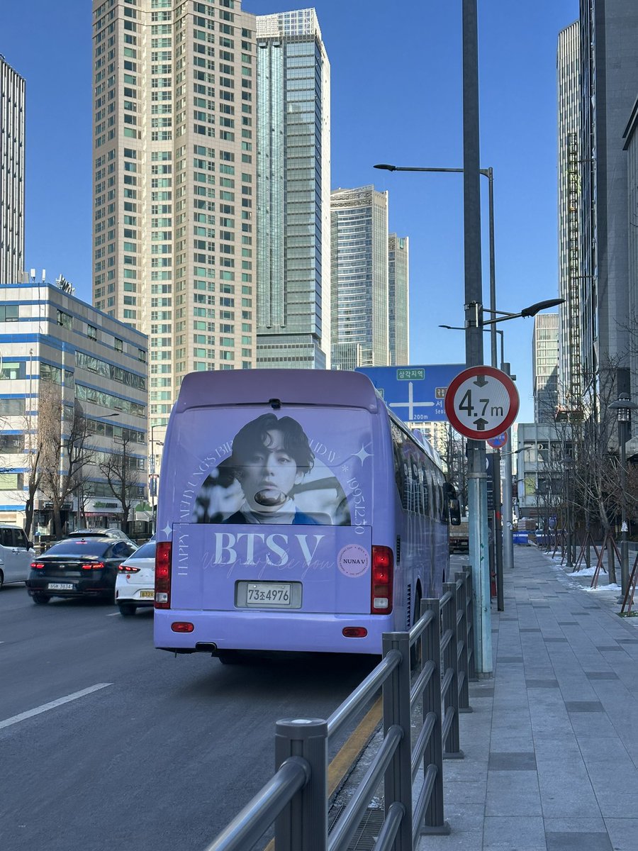 jkaoi_97's tweet photo. @bts123_bantan 
龍山駅 HYBE前にテテセンイルのバス停まってました🐻💚
バス停の所もテテでいっぱいです❤︎
① https://t.co/h5UYXDpzpP