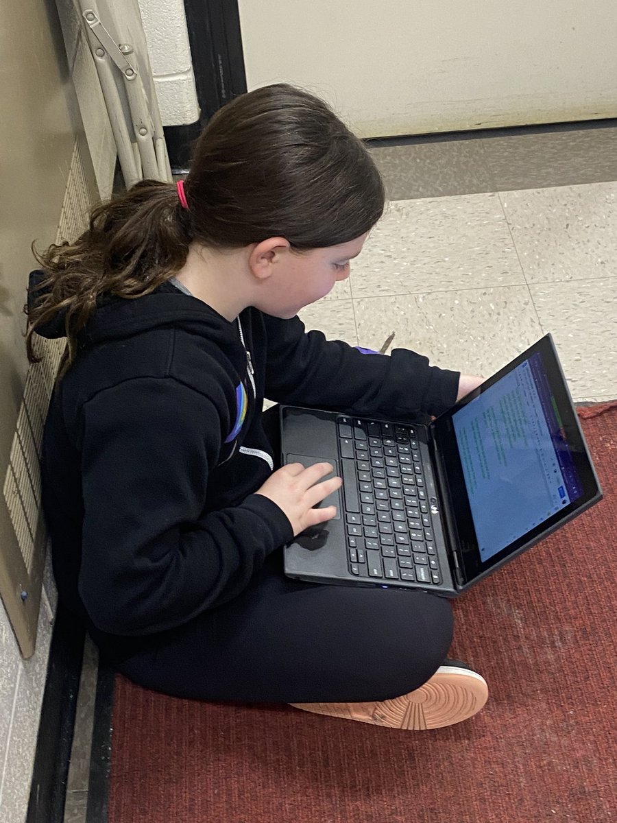 amandakraus46's tweet photo. We loved sharing our poetry books over Zoom with our parents and grandparents!📓 #kipway109 #109way @Miss_Buchman https://t.co/TfU151OtIB
