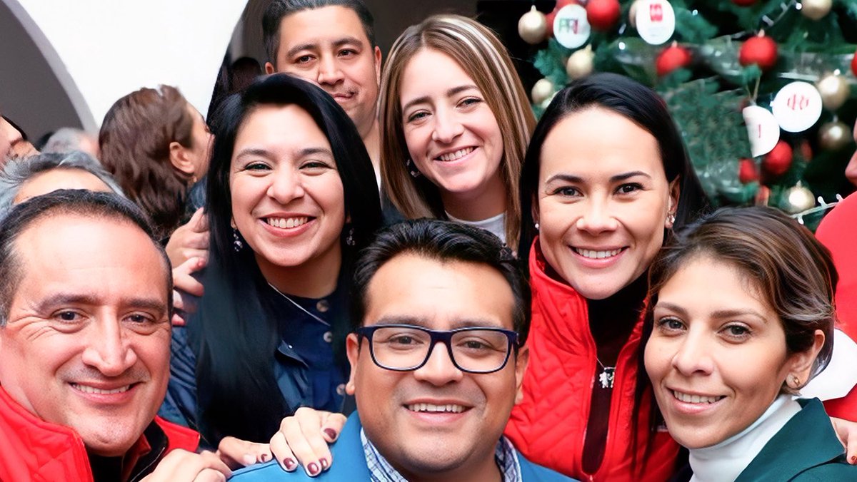 AlejandraDMV's tweet photo. Cerramos este año más unidos y con una visión clara. Muchas gracias a todas y todos por su corazón y esfuerzo. Sigamos escribiendo nuestra historia y afrontemos el #2023 con valentía por las familias mexiquenses. #VamosConTodo https://t.co/j70ZgOQr26
