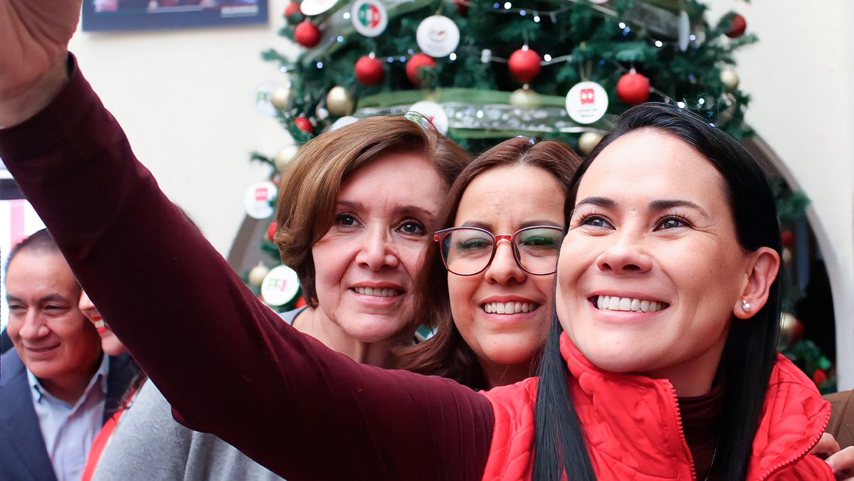AlejandraDMV's tweet photo. Cerramos este año más unidos y con una visión clara. Muchas gracias a todas y todos por su corazón y esfuerzo. Sigamos escribiendo nuestra historia y afrontemos el #2023 con valentía por las familias mexiquenses. #VamosConTodo https://t.co/j70ZgOQr26