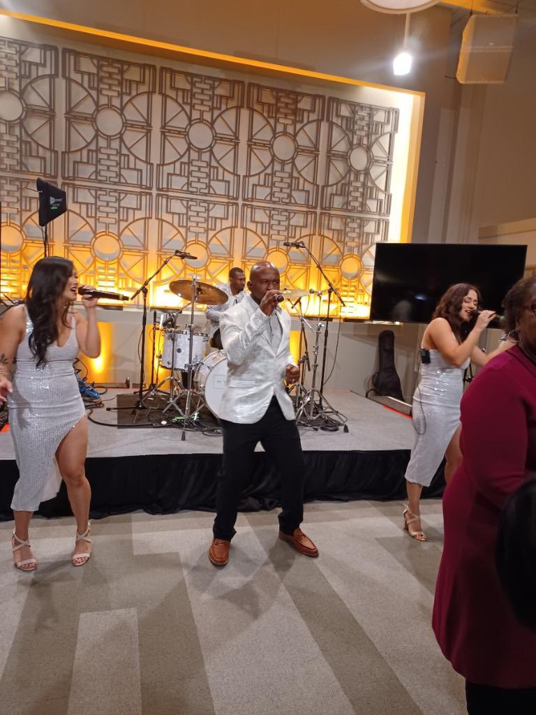houstonstyle's tweet photo. We had a blast at @HouMayor @SylvesterTurner’s Media Holiday Party! 🎄 A huge s/o to @IAmMaryBenton for always keeping the Houston Style team in the loop! 

#happyholidays #media #pr #HOUNews #HSMNews https://t.co/whM5JGbC5P