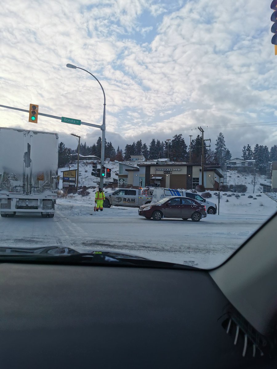 aloranotaloha's tweet photo. @CastanetNews Where the other trucks were blocking the intersection is now clear. https://t.co/6ygfkTXesV