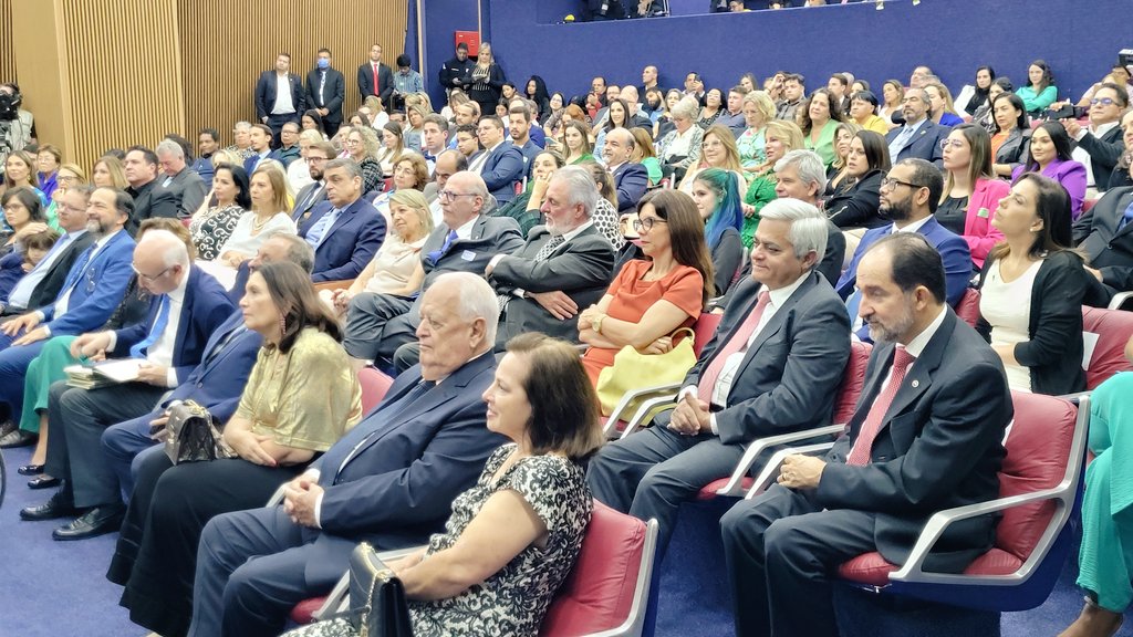 “Agradezco este reconocimiento que me concede el presidente <a href="/jairbolsonaro/">Jair M. Bolsonaro</a> en mi nombre y en el de todos los defensores de los #DDHH en #Venezuela, especialmente de aquellos que por hacerlo están en prisión”. Embajadora <a href="/matebe/">Maria Teresa Belandria</a> al recibir la Orden al Mérito Princesa Isabel.