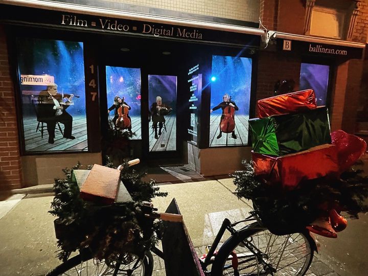 If you love the musicians in @Ballinran's windows, you'll love them even more in person. 

Take a photo or video and post it on social media with the hashtag #LightsOnSSO for a chance to win two tickets our Clefs of Moher concert.  

stratfordsymphony.ca/LightsOnSSO_Co…