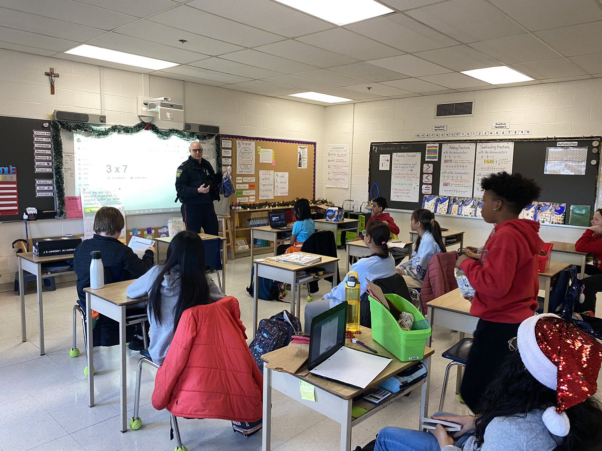 msbrandner45's tweet photo. We had a visitor yesterday… OFFICER BILLY hand delivered a letter to the grade 6s in response to their letter sent during @OLGVnews ’s Kindness Challenge last month! Thank you @OfficerBillyPRP ! https://t.co/fUvhUYur92