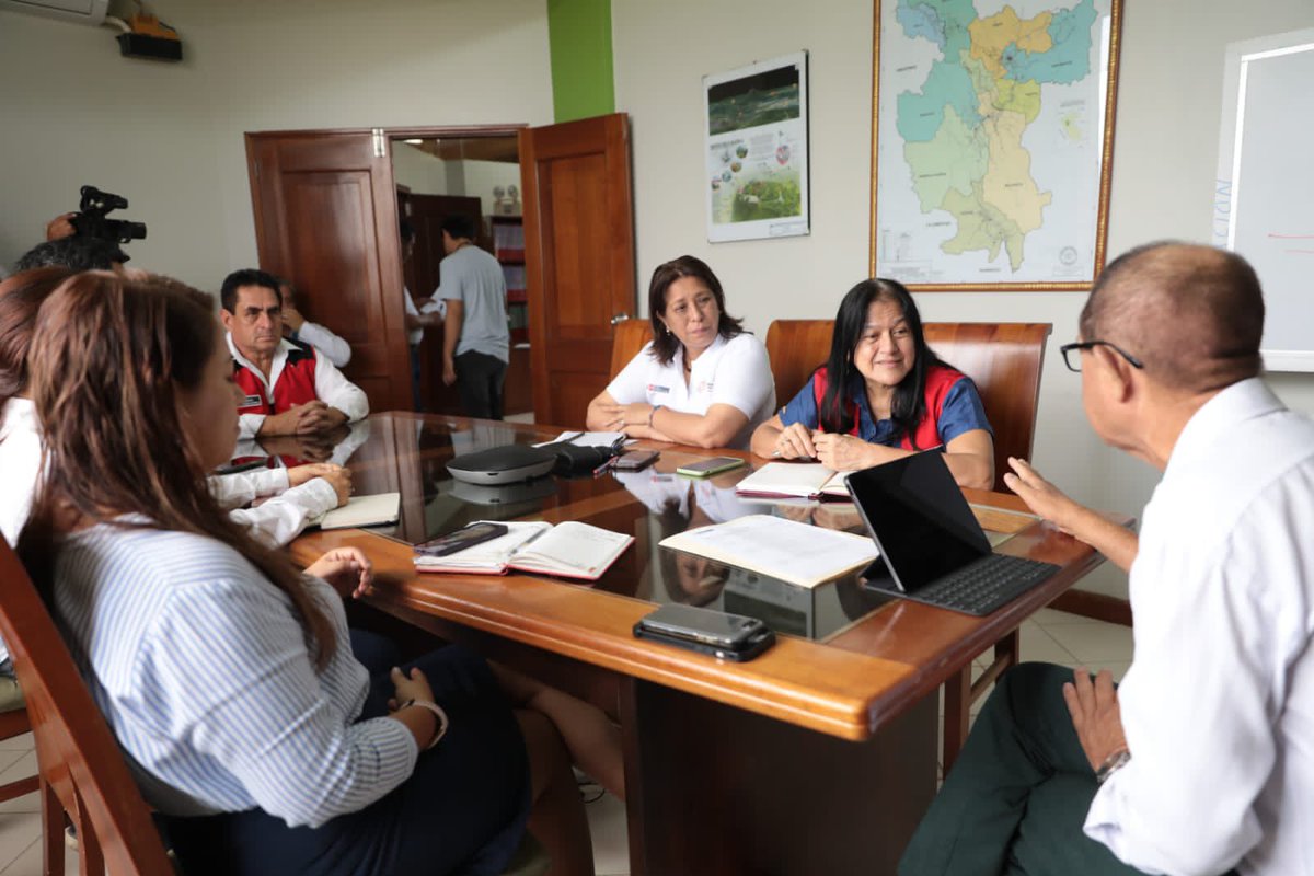 GobSanMartin's tweet photo. El gobernador regional, @VargasBogarin , se reunió en su despacho en la ciudad de Moyobamba, con la ministra del @MinamPeru , Albina Ruiz Ríos; la ministra de @MimpPeru , Grecia Elena rojas Ortiz y el viceministro de @midagriperu, Pedro Infante Silva. https://t.co/6L4JsJoqHg