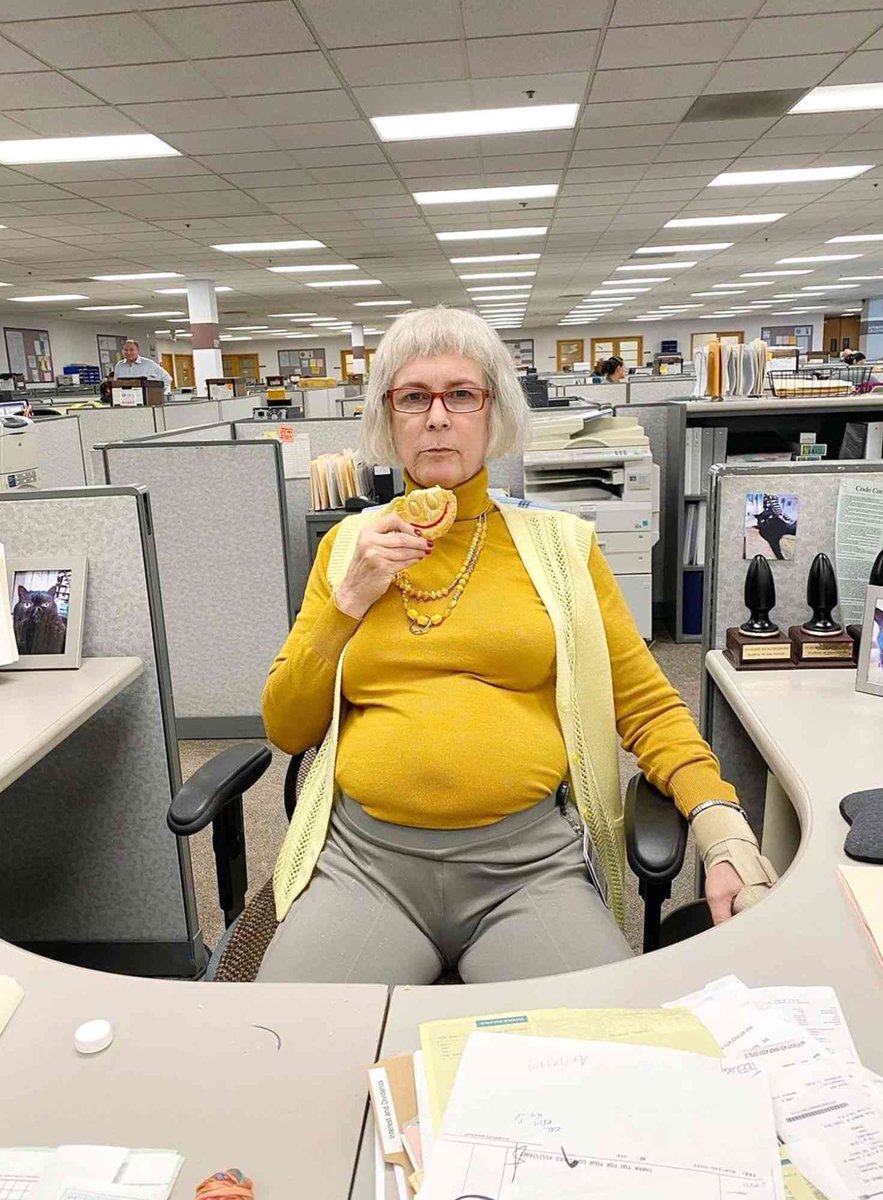 _bakedbeans's tweet image. i feel like this bitch when i’m working in my stupid little cubicle