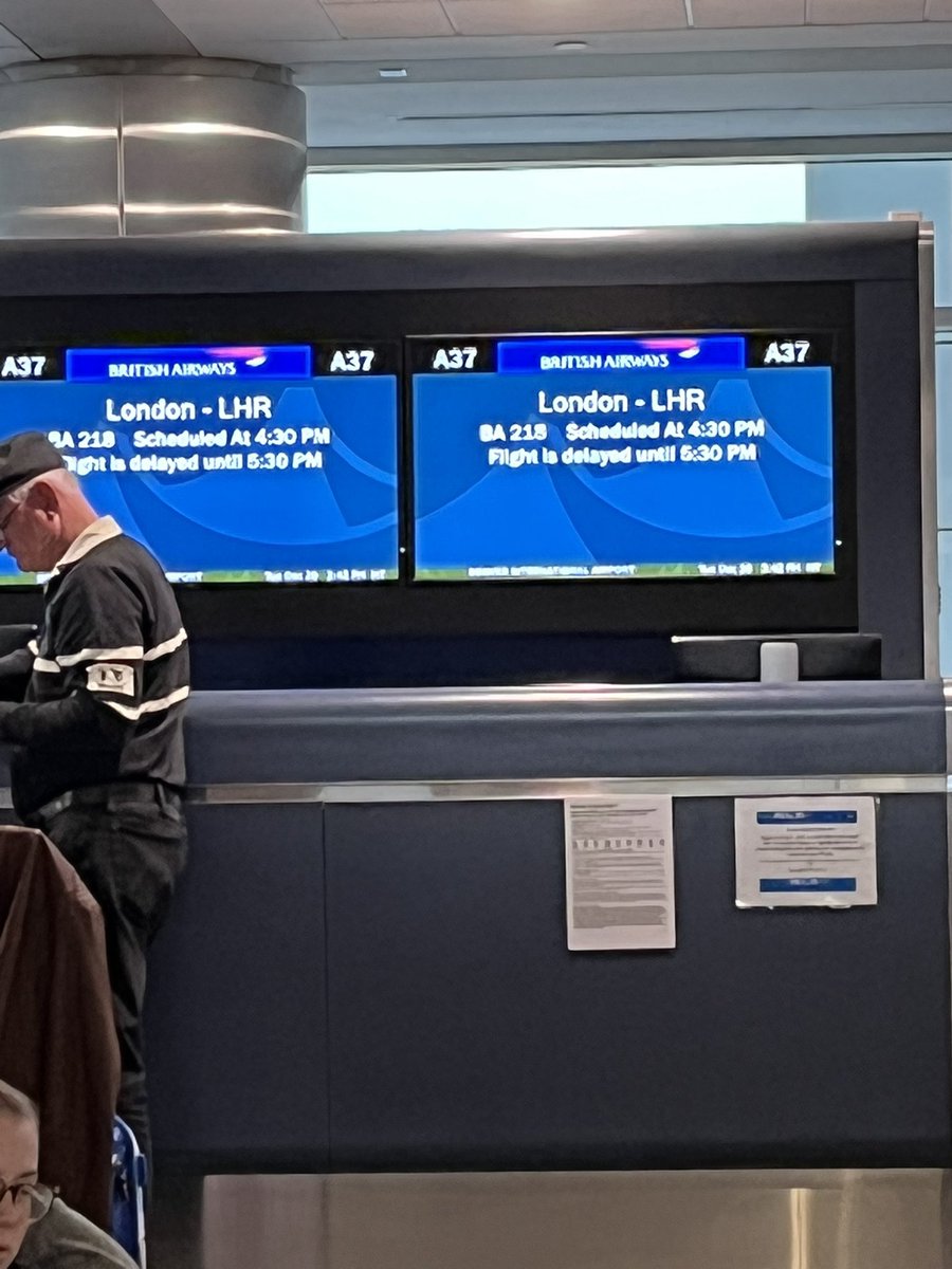 TravisCommGuy's tweet photo. @British_Airways. See any #BA personnel helping passengers? Neither do I. https://t.co/UNkeSG8KQj