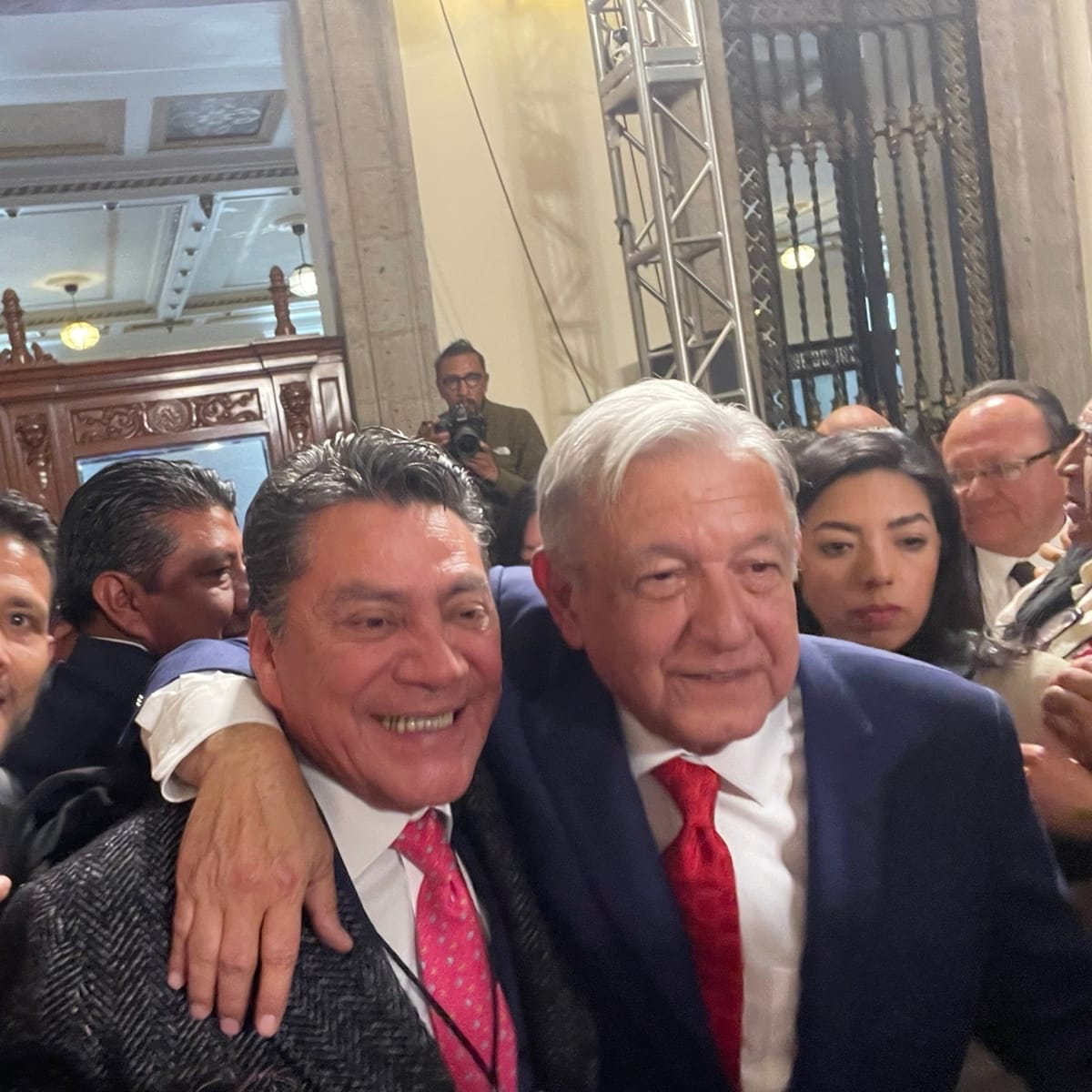 Abrazo fuerte de paisanos, es un honor estar con mi amigo el Presidente <a href="/lopezobrador_/">Andrés Manuel</a>!!!