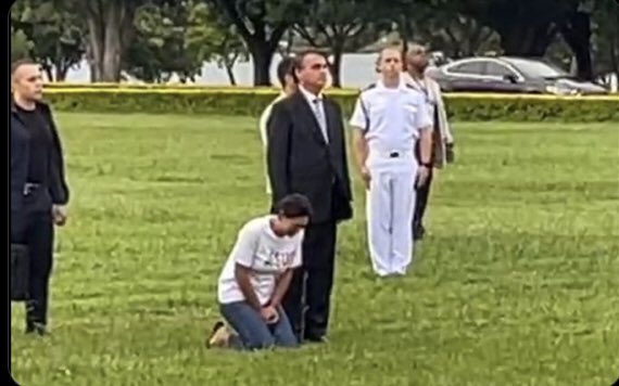 Alguém conhece o contexto dessa foto?
É Michele Bolsonaro ao lado do presidente?
Alguém sabe pq ela parece estar em pranto?