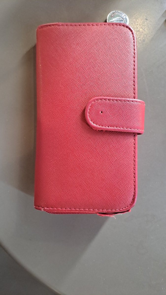 Hola Mónica Guadalupe Flores que estuviste en el Starbucks de Las Ramblas.

Dejaste tu billetera en la mesa y yo la tomé y la entregué al supervisor así que ellos la tienen guardada.

RT para que le llegue esto please.