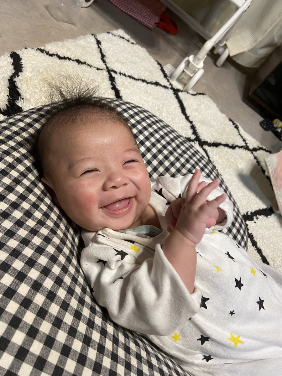 chr_04050's tweet photo. 笑った顔が最高に可愛い🤍
もう少しで首が座りそう！頑張れ！ https://t.co/WjaSOOm2p2