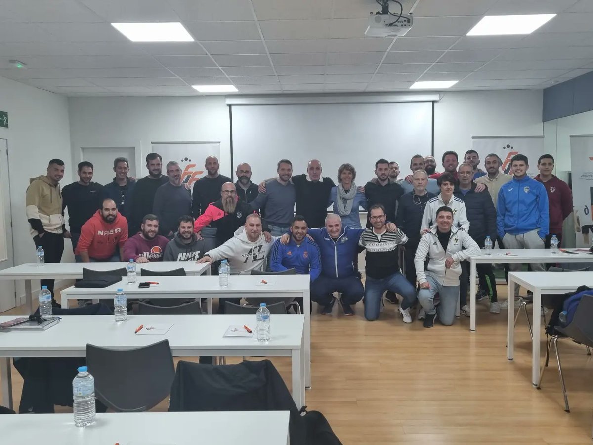 lindeilicitano's tweet photo. Buena ponencia ayer en Elche por @javi7rodriguez y @DaniMartinez_B 👏👏🔝
Felicitar a la @FFCV_info por este tipo de ponencias y al concejal @VAlberolaElx por apoyar estas iniciativas.
#formateparapoderformar
#JaviRodriguez
#leyenda
#agradecido https://t.co/jwaDTd0pYB