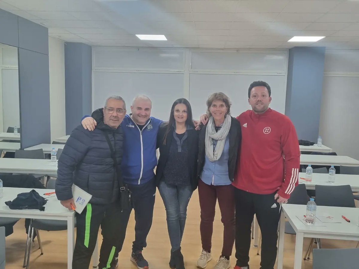 lindeilicitano's tweet photo. Buena ponencia ayer en Elche por @javi7rodriguez y @DaniMartinez_B 👏👏🔝
Felicitar a la @FFCV_info por este tipo de ponencias y al concejal @VAlberolaElx por apoyar estas iniciativas.
#formateparapoderformar
#JaviRodriguez
#leyenda
#agradecido https://t.co/jwaDTd0pYB
