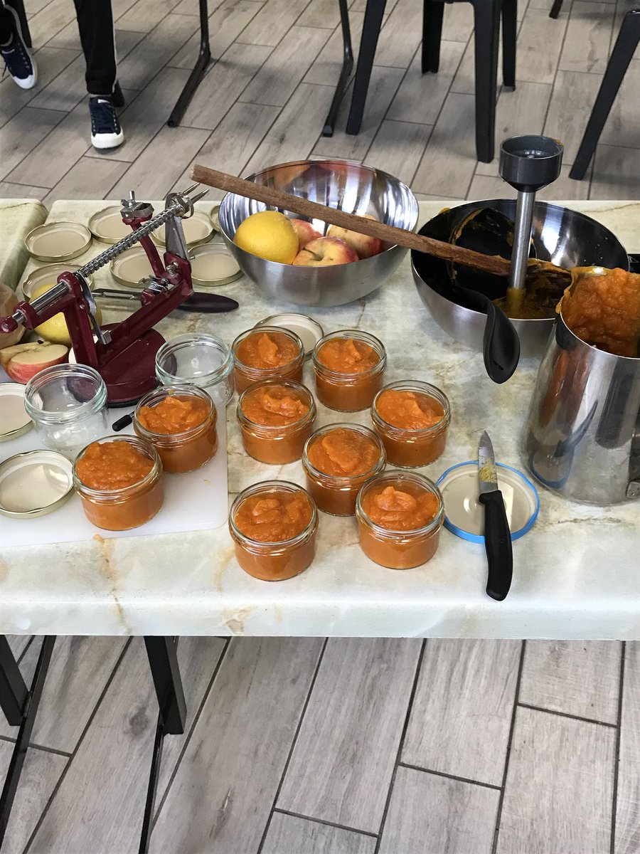 episourire's tweet photo. Aujourd'hui c'était compote et sirop maison à base de fruits et de... légumes ! Nadeige de Bocaux&amp;CO nous a montré comment réaliser son propre sirop maison, aussi appelé Koso. De son côté, Jean-Philippe de La note du Colibri a cuisiné une compote de potimarron et de pomme https://t.co/RZUSG4SECl