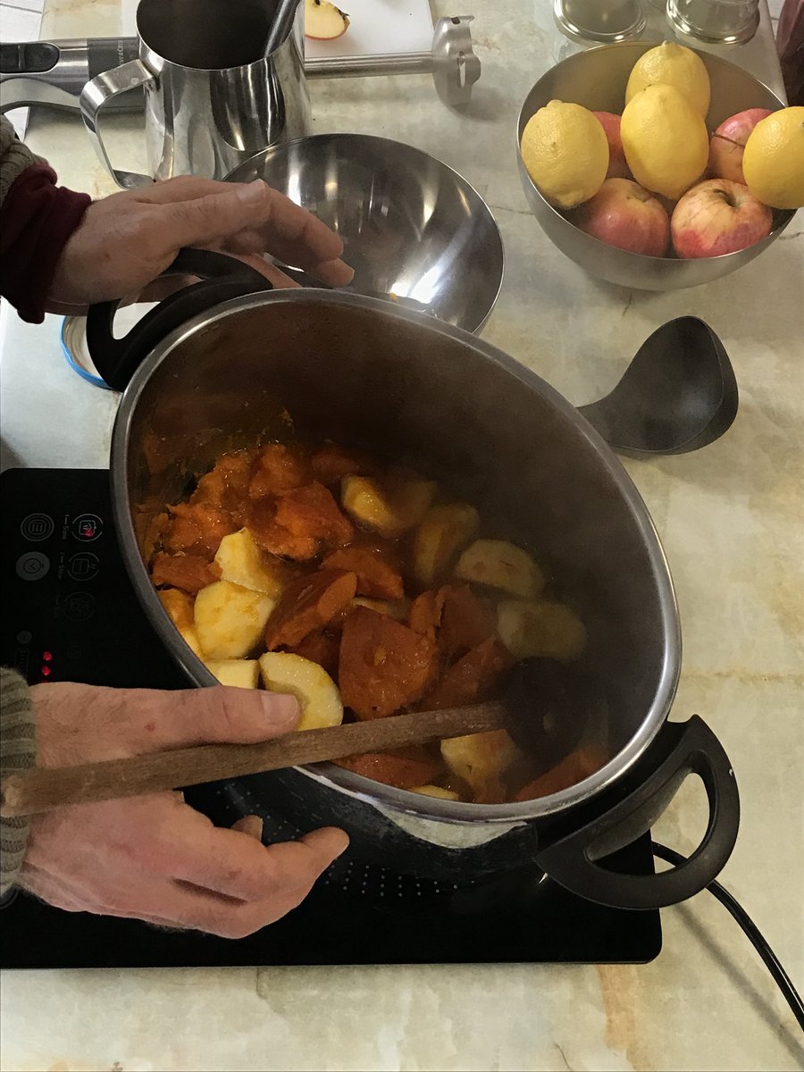 episourire's tweet photo. Aujourd'hui c'était compote et sirop maison à base de fruits et de... légumes ! Nadeige de Bocaux&amp;CO nous a montré comment réaliser son propre sirop maison, aussi appelé Koso. De son côté, Jean-Philippe de La note du Colibri a cuisiné une compote de potimarron et de pomme https://t.co/RZUSG4SECl