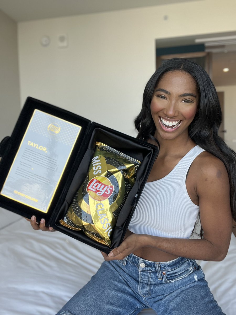TheTayHale's tweet photo. #Lays_Partner In the house, they called me queen of Lay’s but today @lays made it official! https://t.co/TaLwRUtz2B