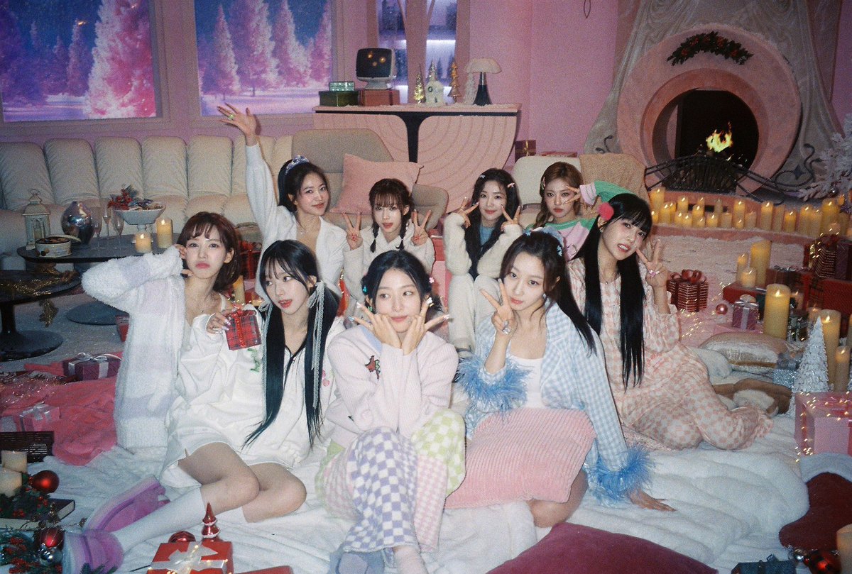 H2H_IAAN's tweet photo. 🎄Red Velvet X aespa 'Beautiful Christmas’ Behind🎄

#SMTOWN2023 #SMCU_PALACE #2022_WINTER_SMTOWN #SMTOWN #SMTOWN_LIVE #SMCU 
#BeautifulChristmas #RedVelvet #aespa https://t.co/79y9N3Y2xS