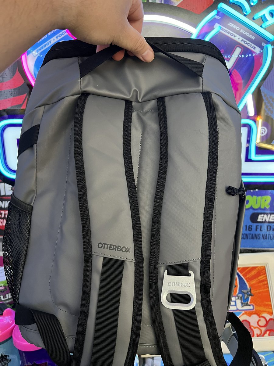 🚨 Giveaway 🚨

Holiday giveaway from Daddie Virus, I mean Santa Virus 🎅🏼

Gfuel Limited cooler backpack 🎒 

Must 

Follow 
Like &amp; RT

Will draw Monday 12/25 GoodLuck 🍀