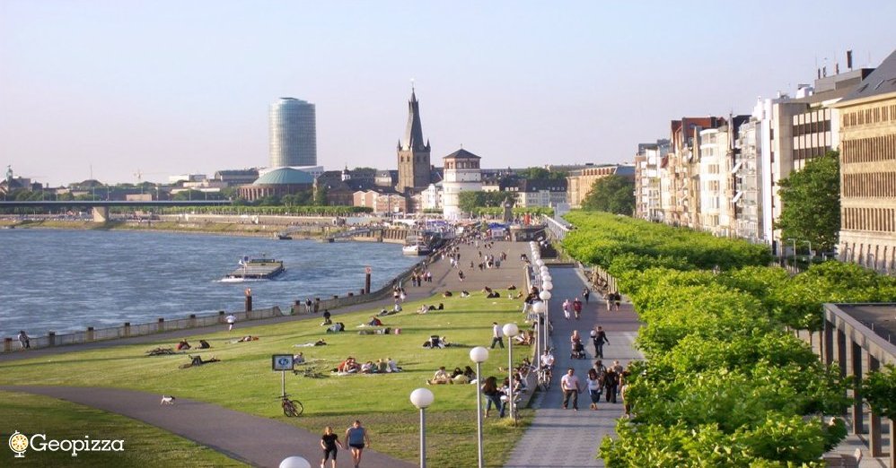 Geopizzza's tweet photo. Menos carros e mais pessoas! ❌🚗

Exemplos de cidades que converteram suas avenidas e estacionamentos para espaços de convivência

Düsseldorf, Alemanha 👇
1990 | 2017 https://t.co/KhLx8wgi2v