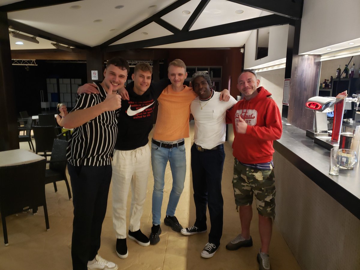 Missingmogwai's tweet image. 🍻🍻🍻🍻🍻🍻