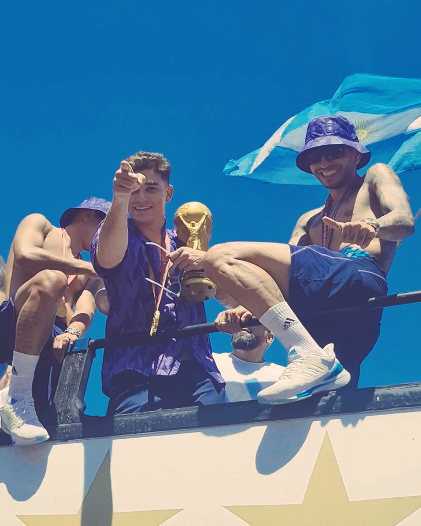 - Te amo Julián Álvarez en estado de ebriedad!
- Y yo a ti ciudadano promedio