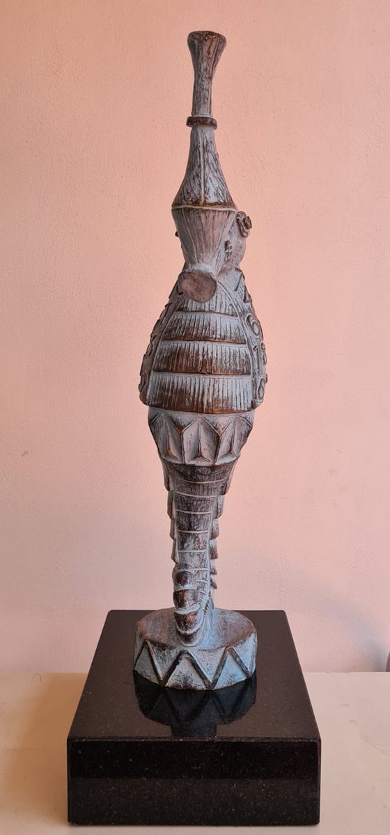 ywuanna's tweet photo. AUTOR: Eduardo Andratti
TÍTULO:  'El caballito de mar cirquero'
TÉCNICA: Bronce a la cera pérdida. 
MEDIDAS: 59 x 17 x 13 cm. 
Con base de granito negro desde la base mide: 68 cm de altura
Dimensiones de la base: 8 cm altura × 22 x 33 cm 
Firmada y numerada 8/25 
Con certificado https://t.co/I14lFihpb3