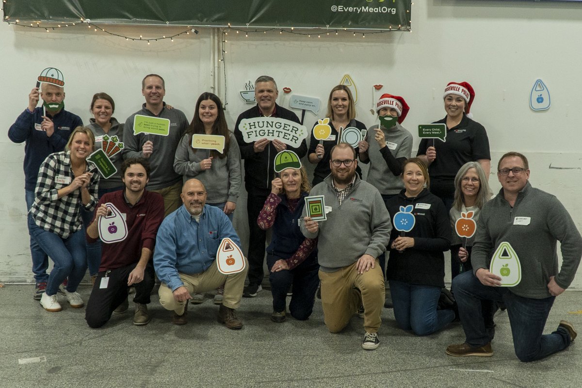 RosevilleMN's tweet image. This afternoon, City of Roseville employees gave back to the community by volunteering at @EveryMealOrg!

Staff from Parks &amp;amp; Recreation, Police, Fire, and Community Development helped pack 2,604 food bags to help fight child hunger!