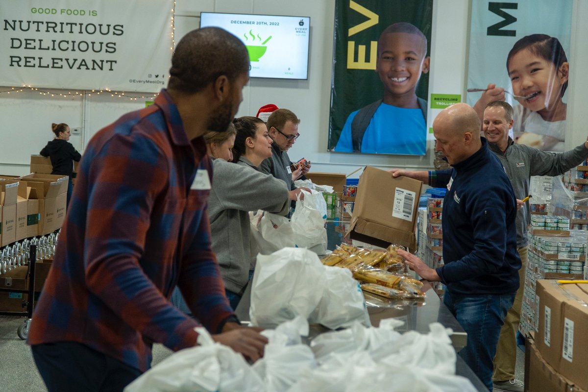 RosevilleMN's tweet image. This afternoon, City of Roseville employees gave back to the community by volunteering at @EveryMealOrg!

Staff from Parks &amp;amp; Recreation, Police, Fire, and Community Development helped pack 2,604 food bags to help fight child hunger!