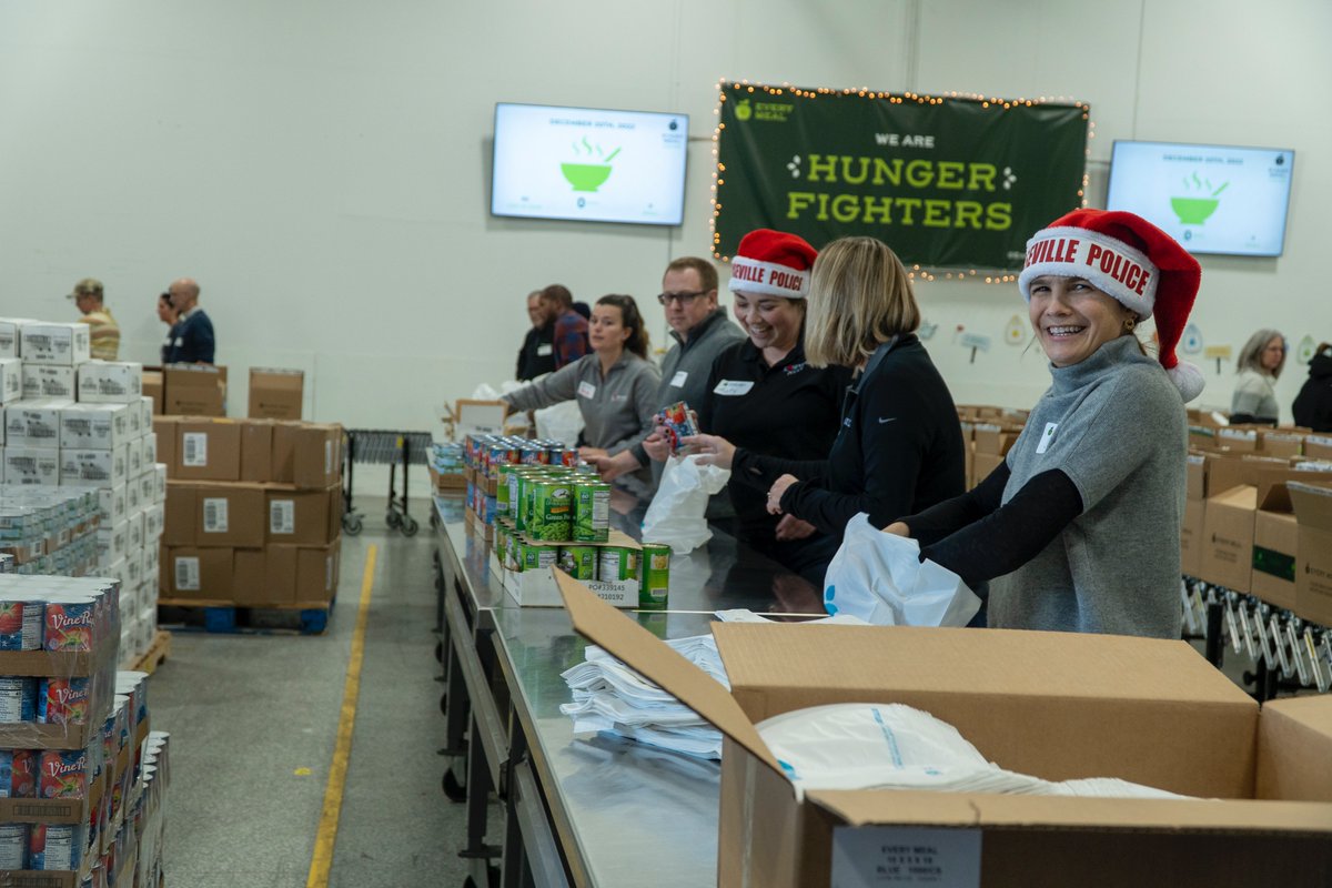 RosevilleMN's tweet image. This afternoon, City of Roseville employees gave back to the community by volunteering at @EveryMealOrg!

Staff from Parks &amp;amp; Recreation, Police, Fire, and Community Development helped pack 2,604 food bags to help fight child hunger!