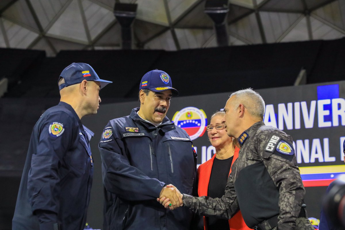 Ascendimos al rango de Comisario Superior a un gran compañero, leal al Comandante Chávez, líder policial, bolivariano y revolucionario, ahora Gobernador del Estado Táchira, <a href="/FreddyBernal/">Freddy Bernal</a>. ¡Felicitaciones compañero, sigue por ese camino de batalla, justicia y lealtad!