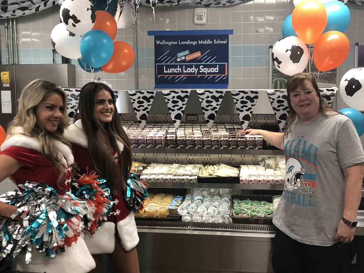 StephSusskind's tweet image. the Lunch Lady Squad of @GatorsWlms and the @MiamiDolphins together! Such a great afternoon. Story on @WPTV. @pbcsd @sdpbc_lindsay @karena731