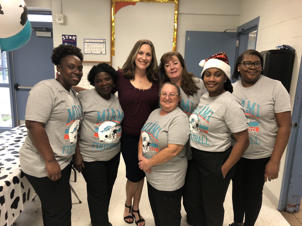 StephSusskind's tweet image. the Lunch Lady Squad of @GatorsWlms and the @MiamiDolphins together! Such a great afternoon. Story on @WPTV. @pbcsd @sdpbc_lindsay @karena731