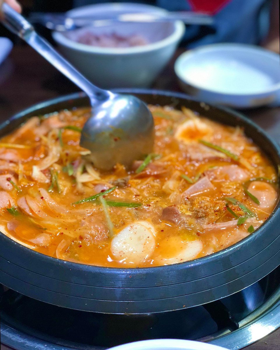 se0ulsearcher's tweet photo. Looking for the perfect winter stew? Check out budae jjigae (부대찌개)~
.
.
.
#budaejjigae #armystew #winterfood #korean #koreanfood #tuesdayvibe #부대찌개 https://t.co/Uv64qBc2Pv