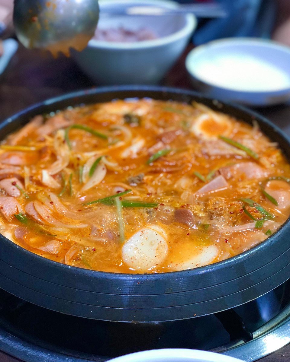 Looking for the perfect winter stew? Check out budae jjigae (부대찌개)~
.
.
.
#budaejjigae #armystew #winterfood #korean #koreanfood #tuesdayvibe #부대찌개