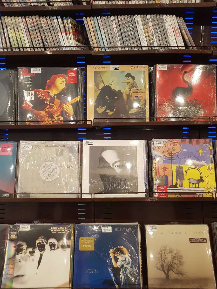 AlexanFernan's tweet photo. Los últimos 30 ańos se arrojaban a la basura y ahora el disco de acetato ha vuelto como un producto en boga y casi artístico. https://t.co/IAZXRa23nc