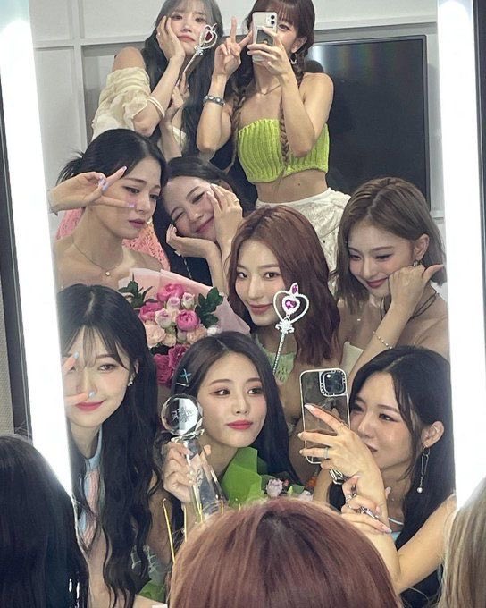 i’ve noticed that a lot of my moots/ppl want to stan fromis_9 but don’t know where to start so here’s a thread/guide that might help!! likes/rts appreciated 💗