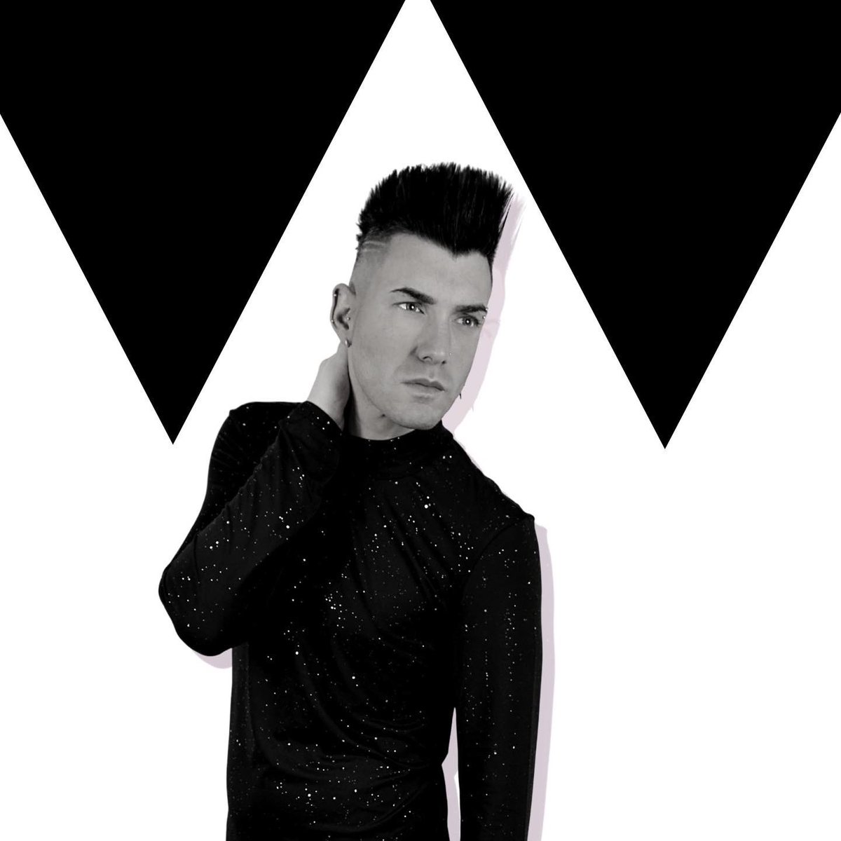 En la oscuridad siempre se esconde una luz 🖤🤍🖤

ON Acromático VI #acromatic #pics