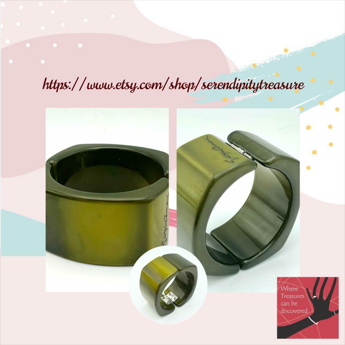 serendipitytrea's tweet image. Wide Giorgio Armani bangle olive green lucite hinged bracelet. #PlasticBangle #LuciteBangle 
$85.00
➤ etsy.com/listing/135778…