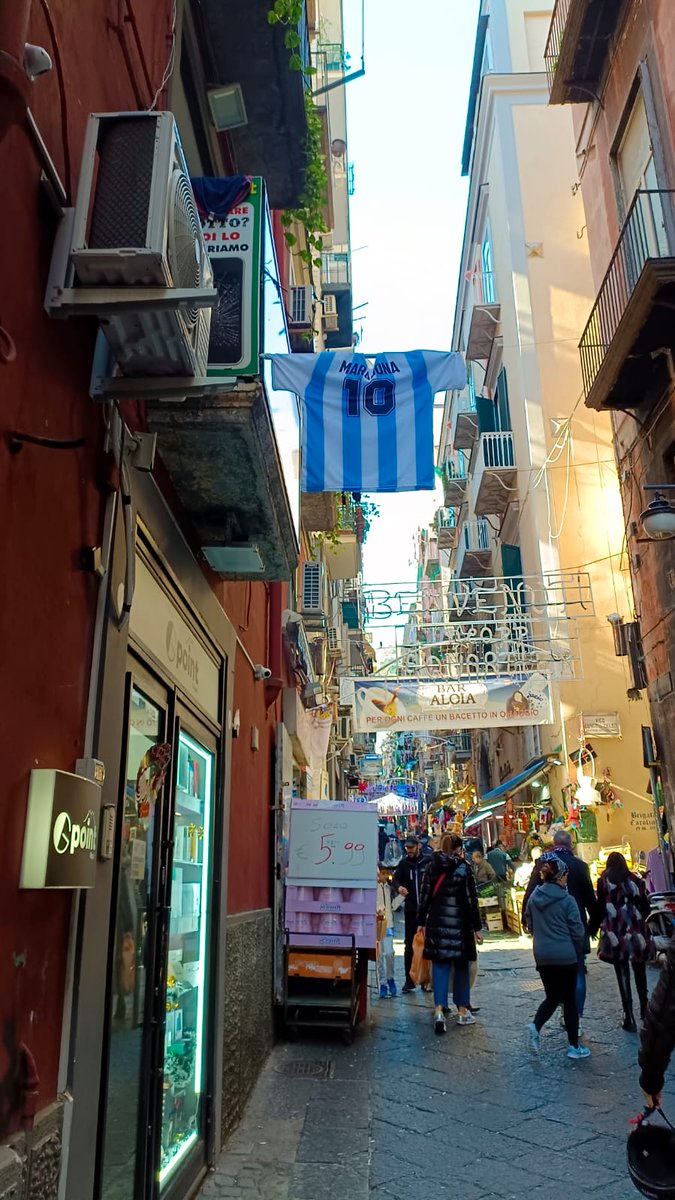 SiempreAlDiego's tweet photo. Lo linda que es Nápoli decorada para Diego. Días de argentinismo a full en todas partes. https://t.co/9Cad6wNxg6