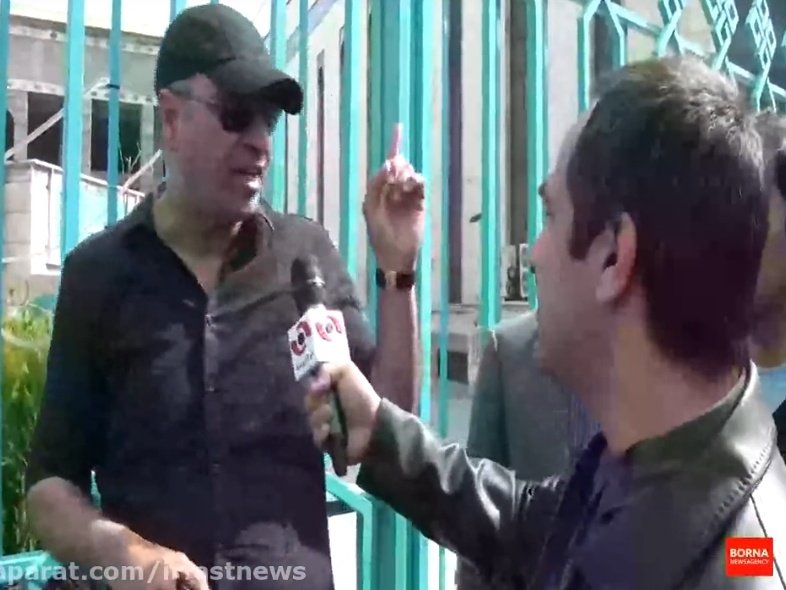 به حالت انگشتها دقت کنید !
سلبریتی ها همیشه دارند به ما آدمهای معمولی و بی دقت چیز یاد میدهند
1 _حمید فرخ نژاد صف انتخابات مجلس
2 _حمید فرخ نژاد ۱۴۰۱ در <a href="/IranIntl/">ايران اينترنشنال</a> با حس رهبری مبارزات مردم ایران